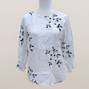NWT Floral Embroidered Top. Petite Medium